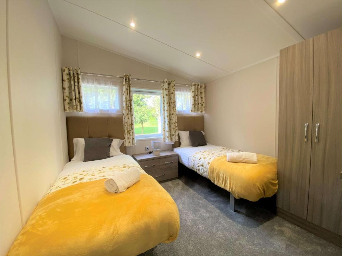 The Yorkshire Burrow Lodge With Hot Tub Экстерьер фото